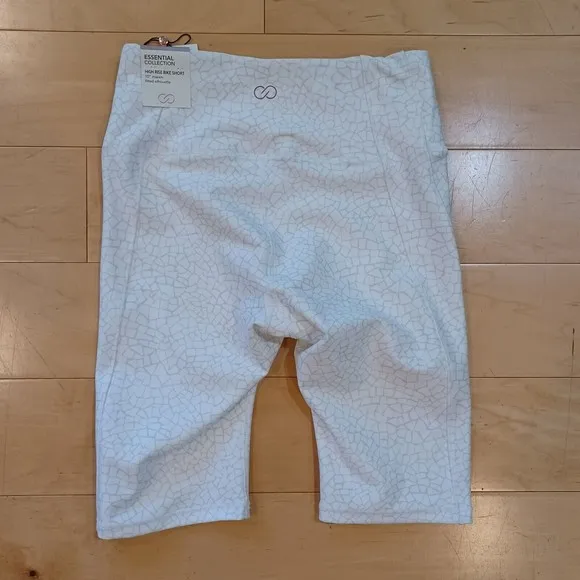 NWT Calia White High Rise Bike Shorts 10” Inseam Fitted Silhouette Size Small