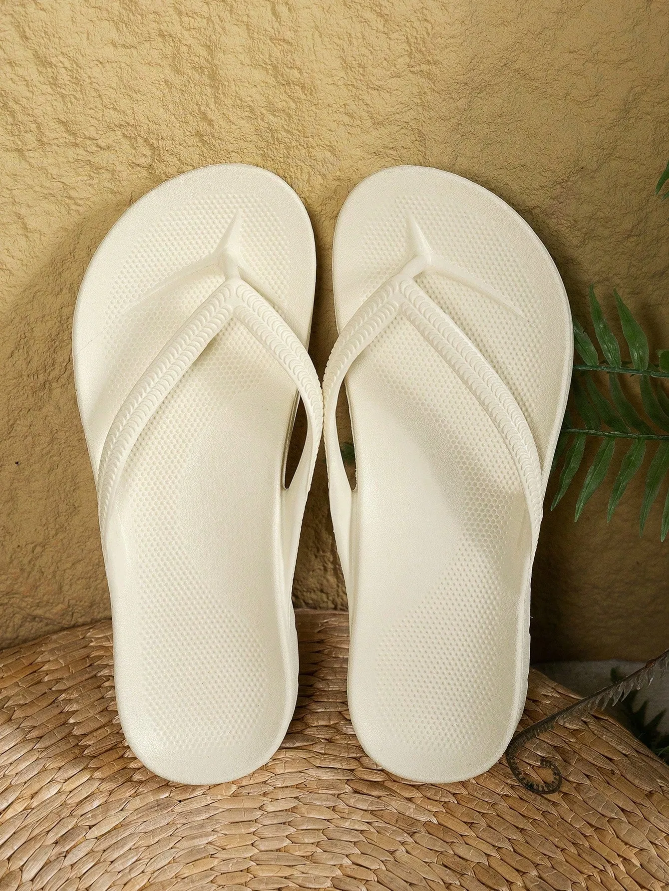 Women's Solid Color Flip-Flops, Light Open-Toe Casual Flats, Soft Soled Sandals Indoor And Outdoor Slippers